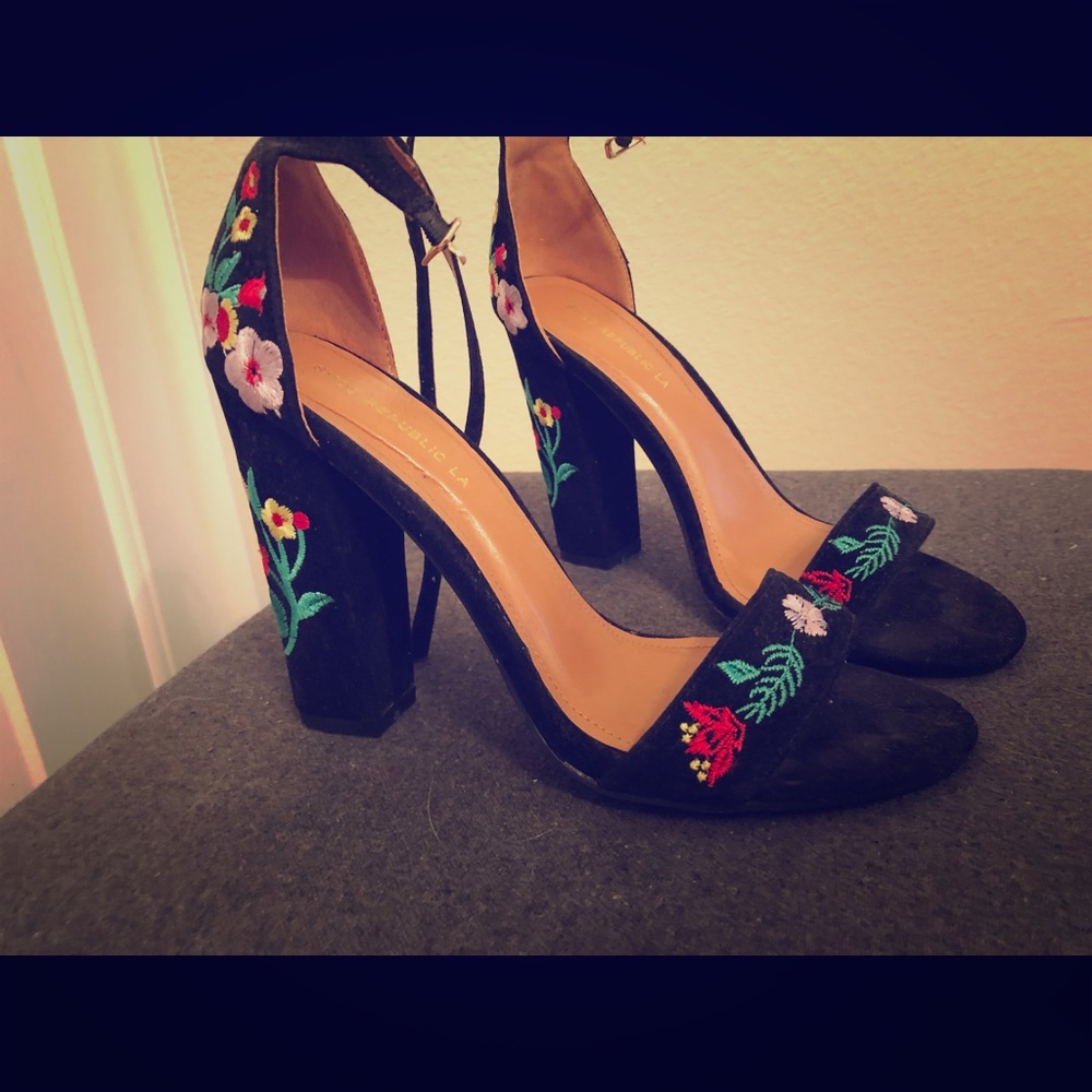 Rhapsodielle Floral Chunky Heels Sz 9